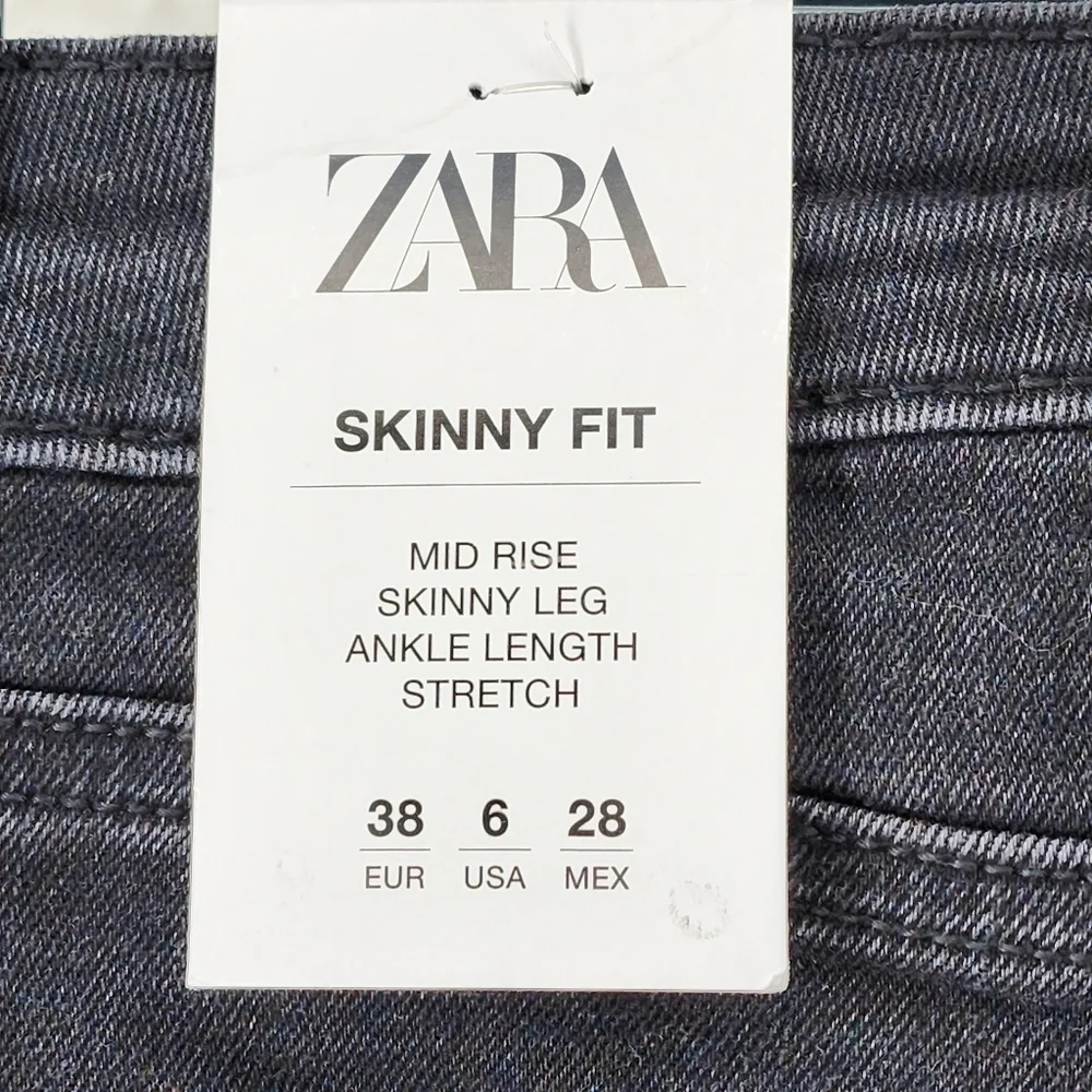 Zara Women's Mid-Rise With Rhinestone Button Skinny Jean - 6